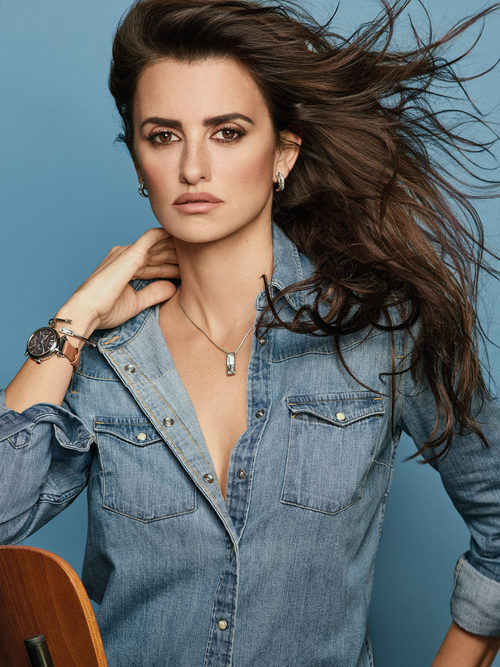 Penélope Cruz con accesorios plateados de Viceroy