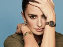Penélope Cruz con los complementos dorados de la nueva colección de Viceroy