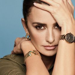 Penélope Cruz con los complementos dorados de la nueva colección de Viceroy