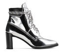 Botines en gris metalizado de la colección 'Gigi Boot' de Stuart Weitzman