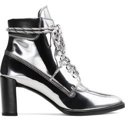 Botines en gris metalizado de la colección 'Gigi Boot' de Stuart Weitzman