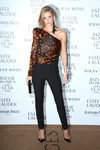 Rosie Huntington-Whiteley con una camisa de animal print en la gala de los Premios Mujer del Año de Harper's Bazaar