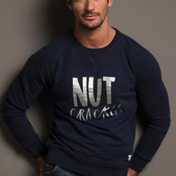 David Gandy con un jersey azul marino para la campaña 'Christmas Jumper Day' de Save The Children