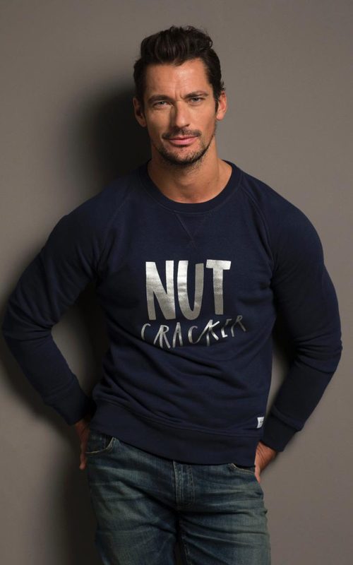 David Gandy con un jersey azul marino para la campaña 'Christmas Jumper Day' de Save The Children