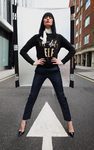 Erin O'Connor con un jersey negro de la campaña 'Christmas Jumper Day' de Save The Children