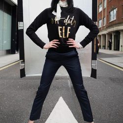 Erin O'Connor con un jersey negro de la campaña 'Christmas Jumper Day' de Save The Children
