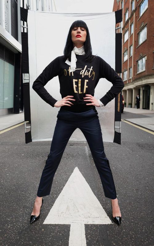 Erin O'Connor con un jersey negro de la campaña 'Christmas Jumper Day' de Save The Children