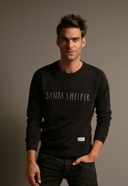 Jon Kortajarena con un jersey diseñado por él para la campaña 'Christmas Jumper Day' de Save The Children