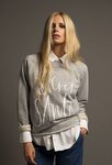 Laura Bailey con un jersey gris de la campaña 'Christmas Jumper Day' de Save The Children