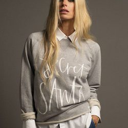 Laura Bailey con un jersey gris de la campaña 'Christmas Jumper Day' de Save The Children