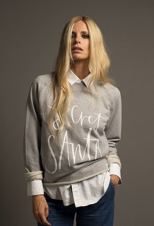 Laura Bailey con un jersey gris de la campaña 'Christmas Jumper Day' de Save The Children