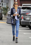 Alessandra Ambrosio con un look navy paseando por California