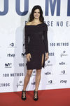 Clara Lago con un vestido jersey en la premiere de '100 metros' en Madrid