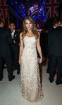 Elizabeth Harley con un vestido blanco y dorado en la fiesta 'City Veterans Network Host' en Londres