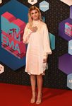 Emma Bale con un vestido de seda en los MTV EMA 2016