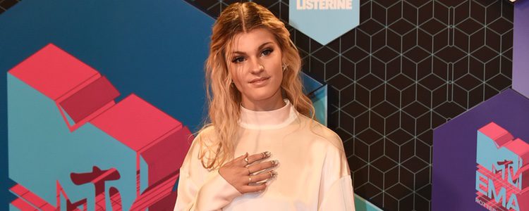 Emma Bale con un vestido de seda en los MTV EMA 2016
