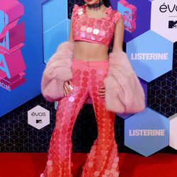 Charli XCX con lentejuelas rosas en los MTV EMA 2016
