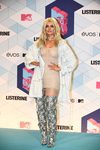 Bebe Rexha con unas botas metalizadas en los MTV EMA 2016