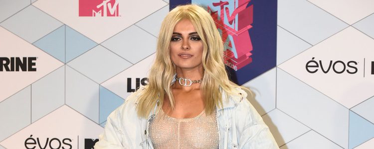Bebe Rexha con unas botas metalizadas en los MTV EMA 2016
