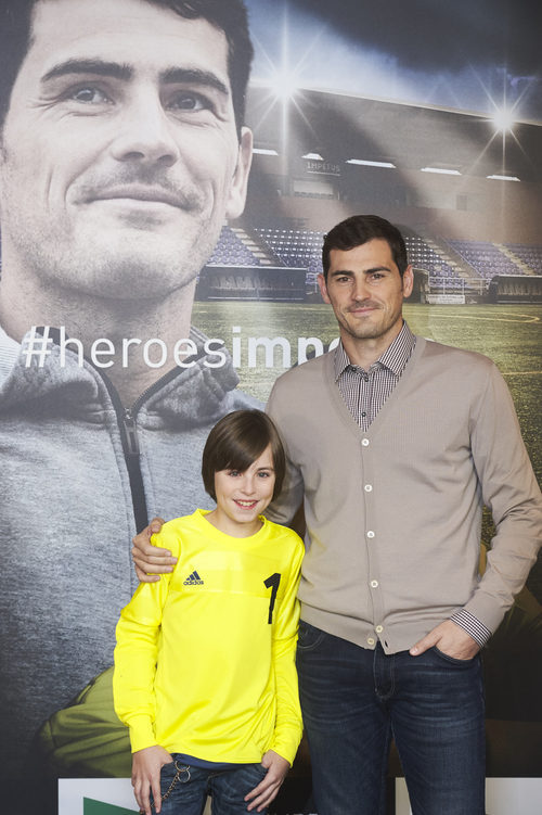 Iker Casillas junto al pequeño Hugo en la presentación de 'Héroes terrenales' de Impetus en Madrid