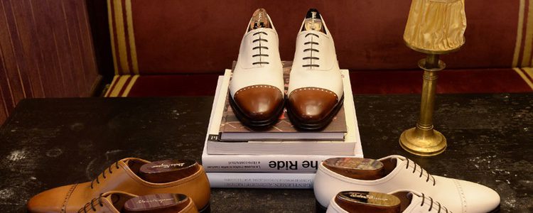 Zapatos Oxford blancos y marrones de Salvatore Ferragamo colección 'Tramezza'