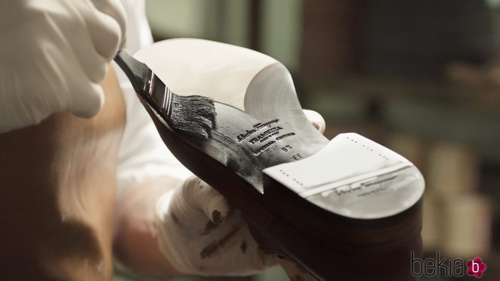 Artesano realizando el calzado de Salvatore Ferragamo colección 'Tramezza'
