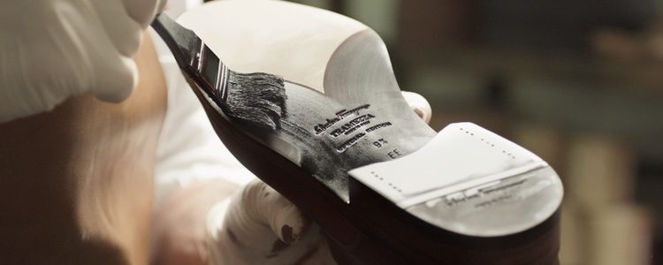 Artesano realizando el calzado de Salvatore Ferragamo colección 'Tramezza'