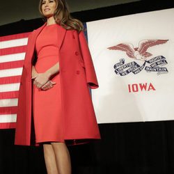 Melania Trump con un look rojo en discurso de campaña en Waterloo