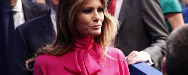 Melania Trump con una camisa 'Pussy Bow' rosa fucsia de Gucci