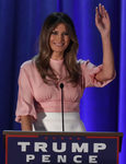 Melania Trump con una camisa rosa cuarzo en un discruso en Pennsylvania