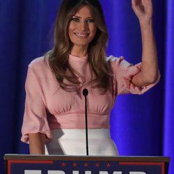 Melania Trump con una camisa rosa cuarzo en un discruso en Pennsylvania