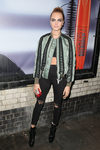 Cara Delevingne con una bomber verde en un evento de Rimmel London