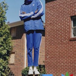 Chaqueta azul y blanca de la colección de Pharrell Williams con Adidas