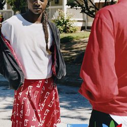 Falda roja de la colección de Adidas con Pharrell Williams