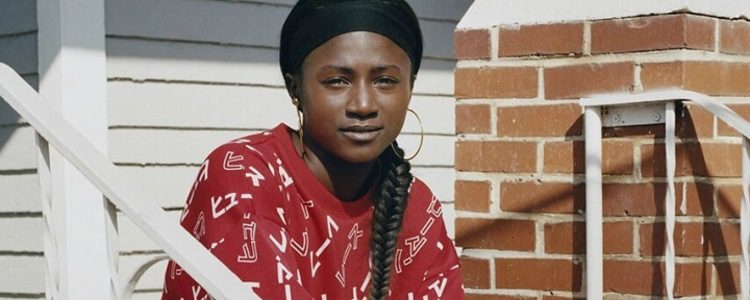 Sudadera roja con estampado blanco de la colección de Adidas con Pharrell Williams