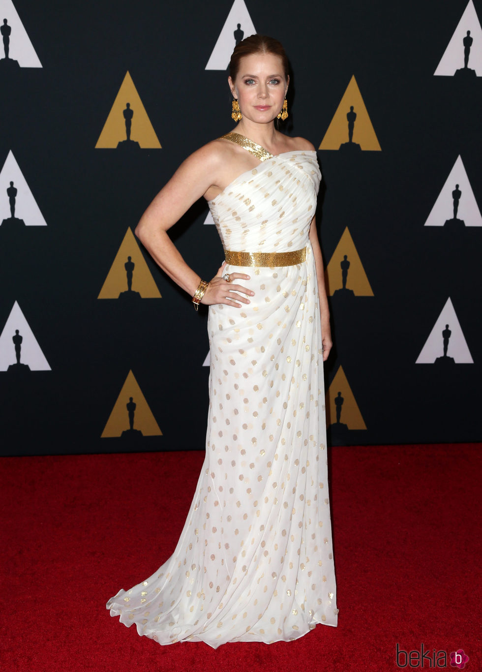 Amy Adams con un vestido blanco y dorado en la 8ª Edición de los Premios Gobernadores