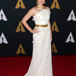 Amy Adams con un vestido blanco y dorado en la 8ª Edición de los Premios Gobernadores