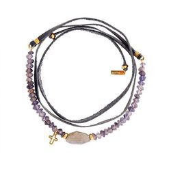 Pulsera de cuero con una cruz dorada de la colección de Sara Carbonero para Agatha París