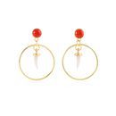 Pendientes dorados con un cuerno blanco de la colección de Sara Carbonero para Agatha París