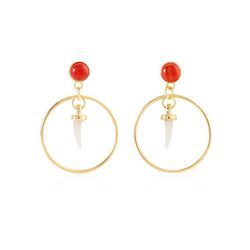 Pendientes dorados con un cuerno blanco de la colección de Sara Carbonero para Agatha París