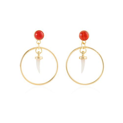 Pendientes dorados con un cuerno blanco de la colección de Sara Carbonero para Agatha París