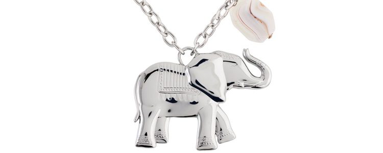 Colgante de elefante plateado de la colección de Sara Carbonero para Agatha París