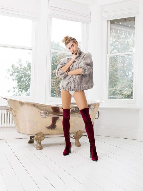 Hailey Baldwin con unas botas burdeos de su propia colección para Public Desire