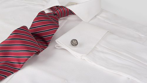 Camisa y corbata de la colección solidaria del Príncipe Carlos y Hawes & Curtis