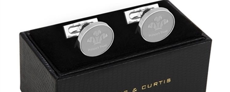 Gemelos plateados de la colección de Hawes & Curtis en colaboración con el Príncipe Carlos