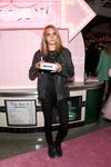 Cara Delevingne con un bolso de la firma 'Pop & Suki'