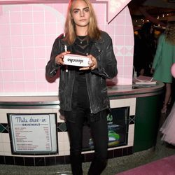 Cara Delevingne con un bolso de la firma 'Pop & Suki'