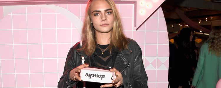 Cara Delevingne con un bolso de la firma 'Pop & Suki'