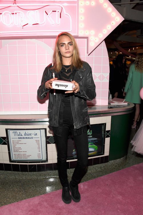 Cara Delevingne con un bolso de la firma 'Pop & Suki'