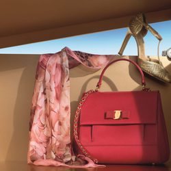 Bolso en color sandía de Salvatore Ferragamo para Navidad 2016